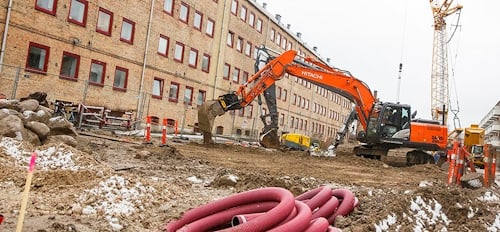 Экскаватор Hitachi ZX210LC-5 на прокладке труб при борьбе с затоплением