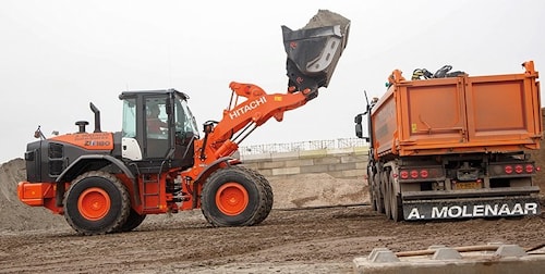 Фронтальный погрузчик Hitachi ZW180-5 идеально подходит для перегрузки дорожных материалов
