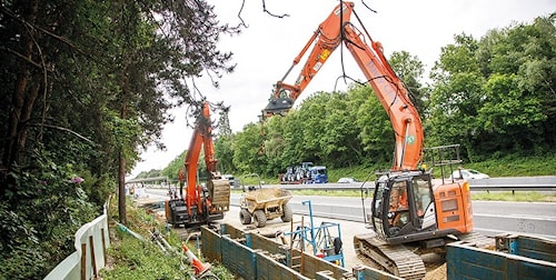 Компактные экскаваторы Hitachi на британской автостраде