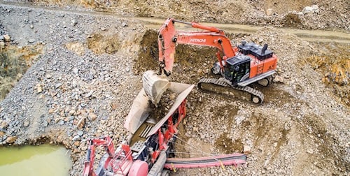 Экскаватор Hitachi ZX470LCH-5 демонстрирует свою продуктивность во французском карьере
