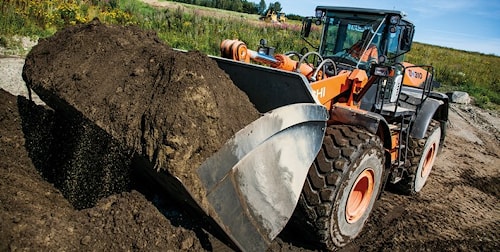 Фронтальный погрузчик Hitachi в норвежском карьере