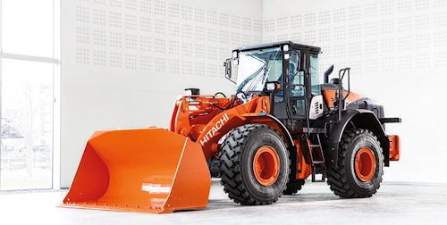 Малошумный фронтальный погрузчик Hitachi ZW220-6 для городских условий