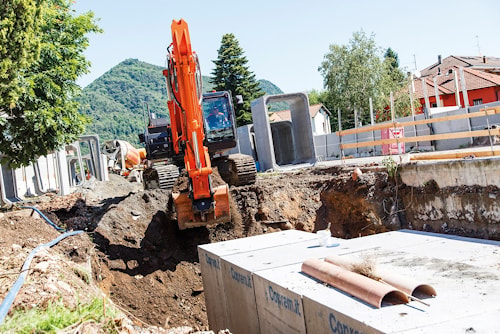 Экскаватор Hitachi ZX350LCN-6 на строительстве итало-швейцарской железной дороги