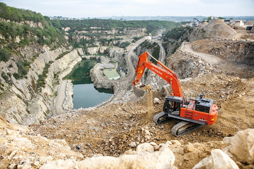 На карьере Guena новый экскаватор Hitachi ZX530LCH-6