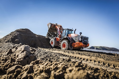 Первый в Великобритании погрузчик Hitachi ZW310-6 и мотогонки