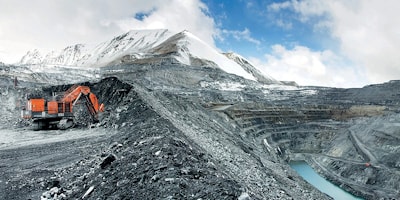 Экскаваторы Hitachi роют золото в кыргызских горах