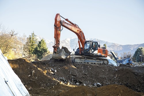 Экскаватор Hitachi ZX300LCN-6 готовит нулевой цикл под жилищное строительство