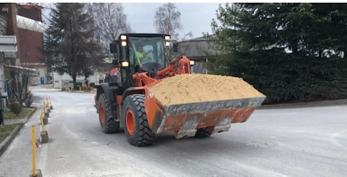 Французская демонстрация колесного погрузчика Hitachi ZW180-6