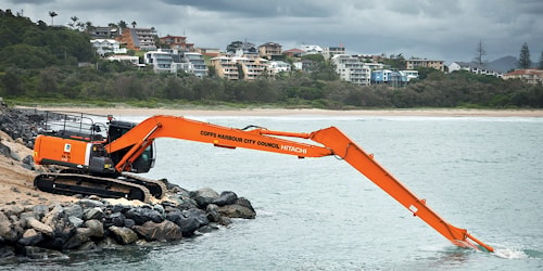 Экскаватор Hitachi ZX240LC-3 на дноуглубительных работах в гавани Коффс-Харбор