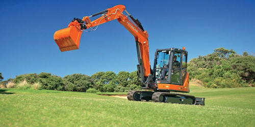 Мини-экскаватор Hitachi ZX65USB-5 в составе команды национального гольф-клуба