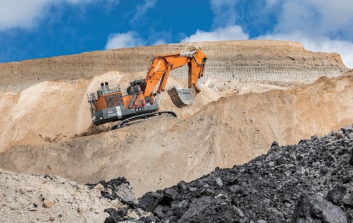 Экскаватор Hitachi EX2500-6 роет уголь в Вайоминге