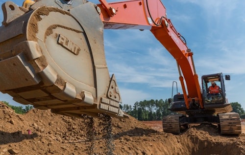 Еще четыре экскаватора пополнили парк Hitachi компании Long & Sons Utility