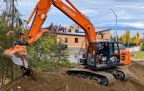 Экскаватор Hitachi ZX160LC-6 начинает работу в Анкоридже, Аляска