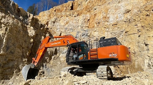 Французский карьер получил новый мощный и точный экскаватор ZX530-7
