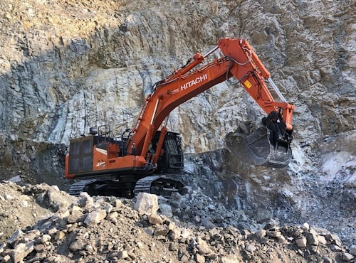 Большой экскаватор Zaxis-7 повышает эффективность карьера во французских Альпах