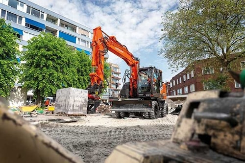 Hitachi расширяет модельный ряд колесных экскаваторов ZX135W-7 с короткой хвостовой частью