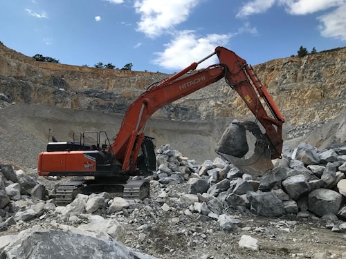 Заказной экскаватор Zaxis-7 доставлен на французский карьер