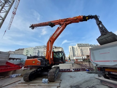 Hitachi ZX350LC-7 CTA обеспечивает строительство венского метро