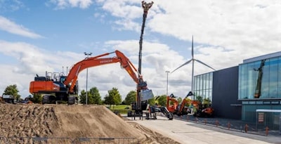 Hitachi Construction Machinery Group внедрила LANDCROS