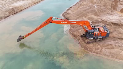 Экскаватор Hitachi EX1200-7 идеально подходит для реализации сложных подводных проектов