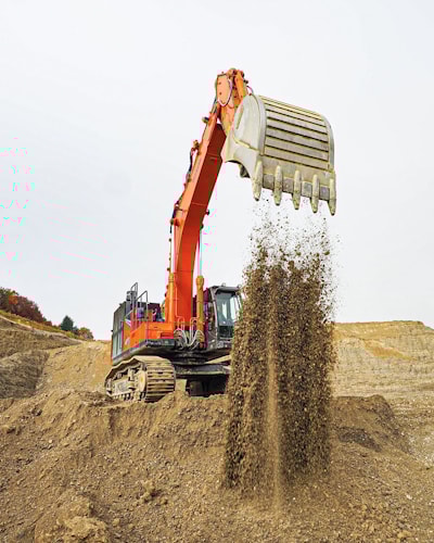 Создатели экскаватора Hitachi ZX490-7 обеспечили комфорт и надежность в сложных условиях карьера