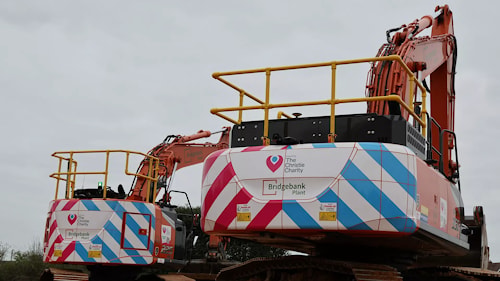 Подрядчик представил специальную конструкцию экскаваторов Hitachi для благотворительных целей