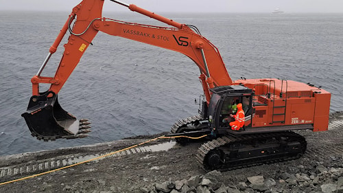 Крупный электрический экскаватор Hitachi превосходно справился со сложной задачей на прибрежном объекте